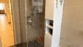 Badezimmer mit WC, Dusche, Wanne