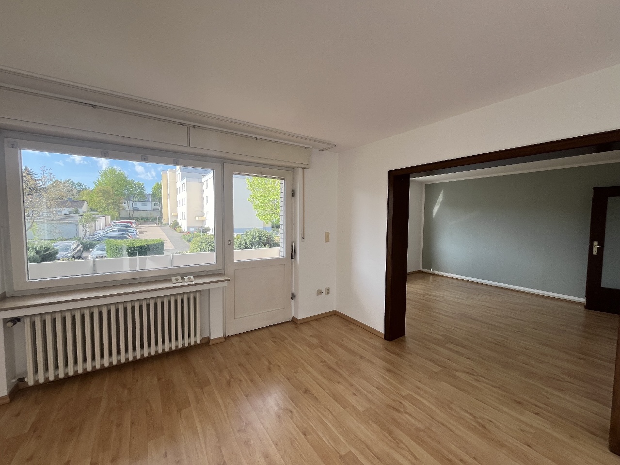 Wohnzimmer mit Balkon
