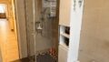 Badezimmer mit WC, Dusche, Wanne
