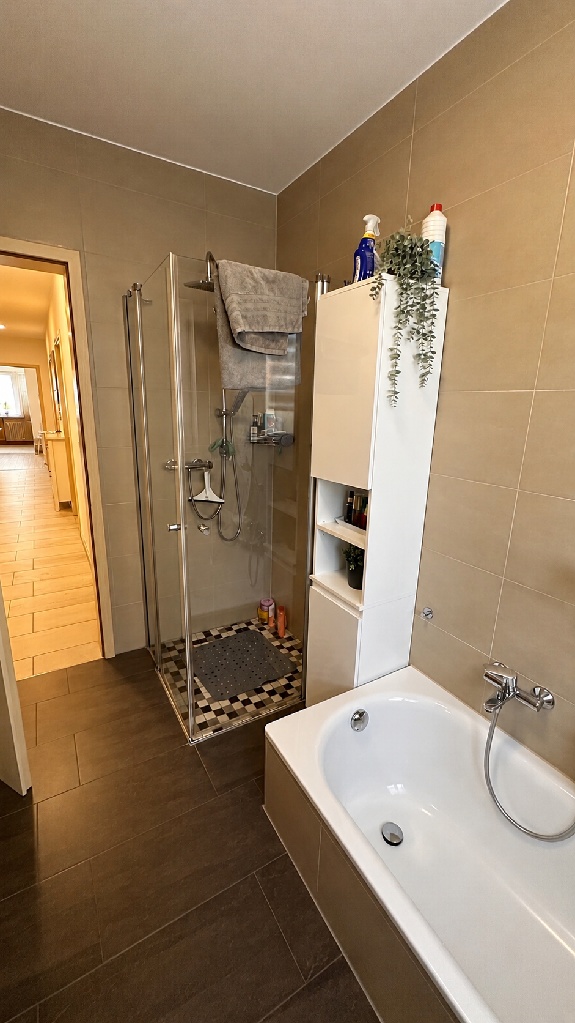 Badezimmer mit WC, Dusche, Wanne